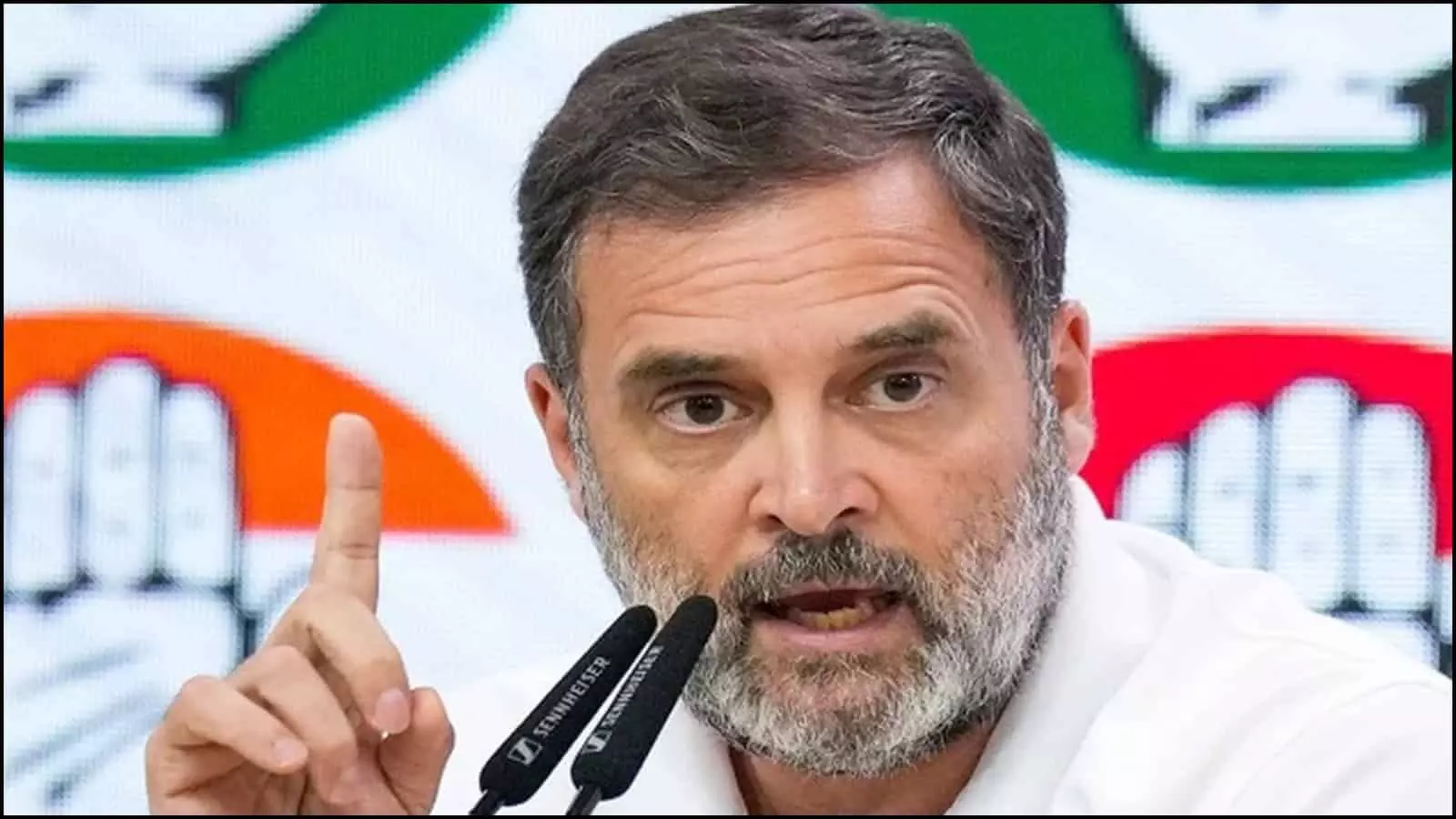 पोडियम पर लगे दो माइक के सामने भाषण देते हुए लोकसभा नेता प्रतिपक्ष राहुल गांधी नई दिल्ली में पोडियम पर लगे दो माइक के सामने भाषण देते हुए लोकसभा नेता प्रतिपक्ष राहुल गांधी नई दिल्ली में