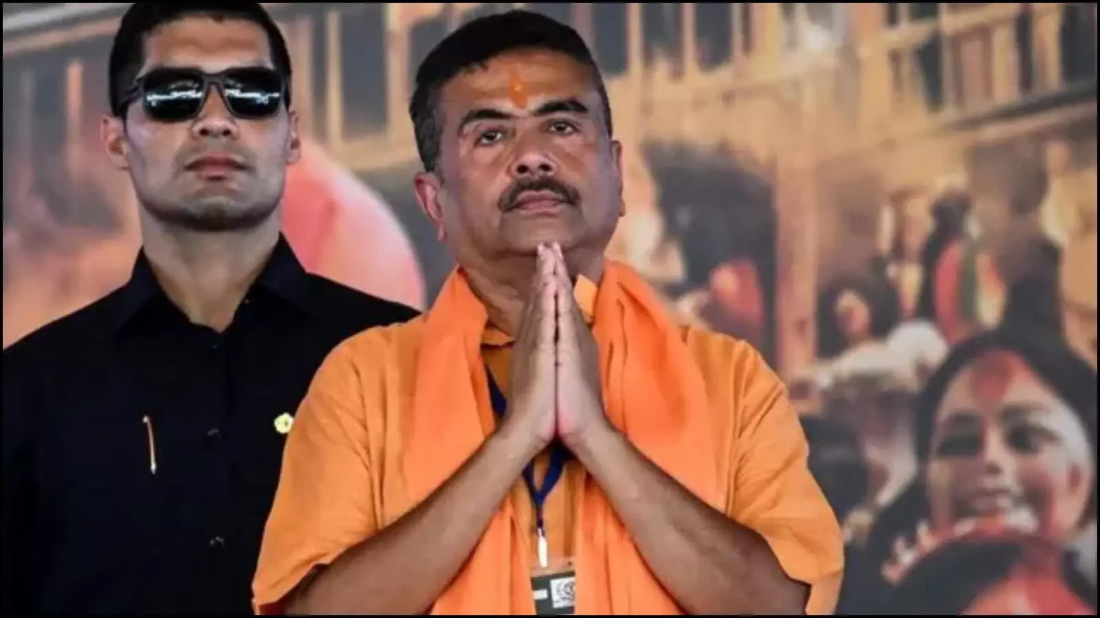 हाथ जोड़कर खड़े मुख्यमंत्री शुभेंदु अधिकारी कोलकाता में कैबिनेट विस्तार कार्यक्रम के दौरान उपस्थित हैं।