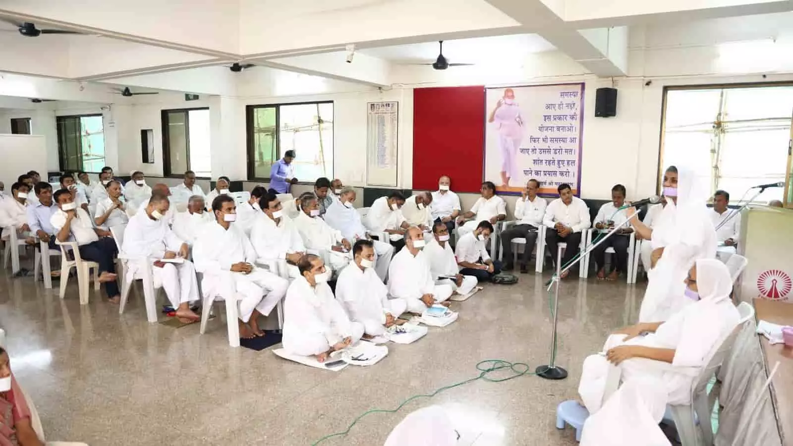घाटकोपर मुंबई में आयोजित वर्धमान कार्यशाला के धार्मिक मंच पर उपस्थित जैन साध्वियां और आध्यात्मिक प्रवचन सुनते श्रद्धालु उपासक। घाटकोपर मुंबई में आयोजित वर्धमान कार्यशाला के धार्मिक मंच पर उपस्थित जैन साध्वियां और आध्यात्मिक प्रवचन सुनते श्रद्धालु उपासक।
