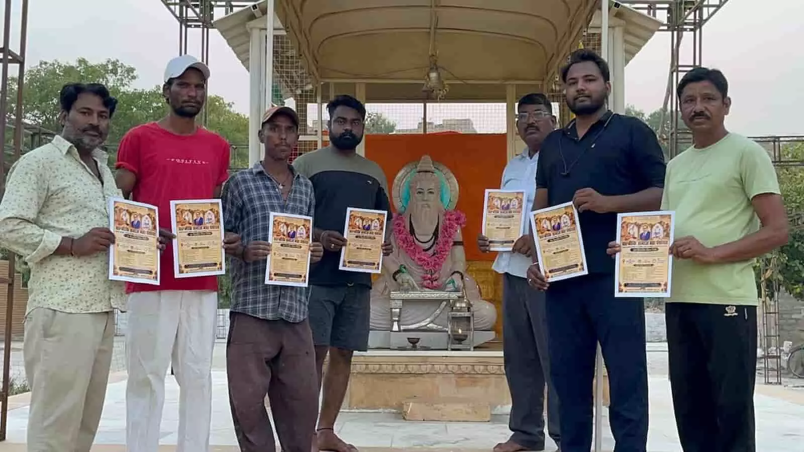 महर्षि वाल्मीकि मंदिर जैसलमेर में पोस्टर हाथ में लिए खड़े वाल्मीकि समाज के लोग।