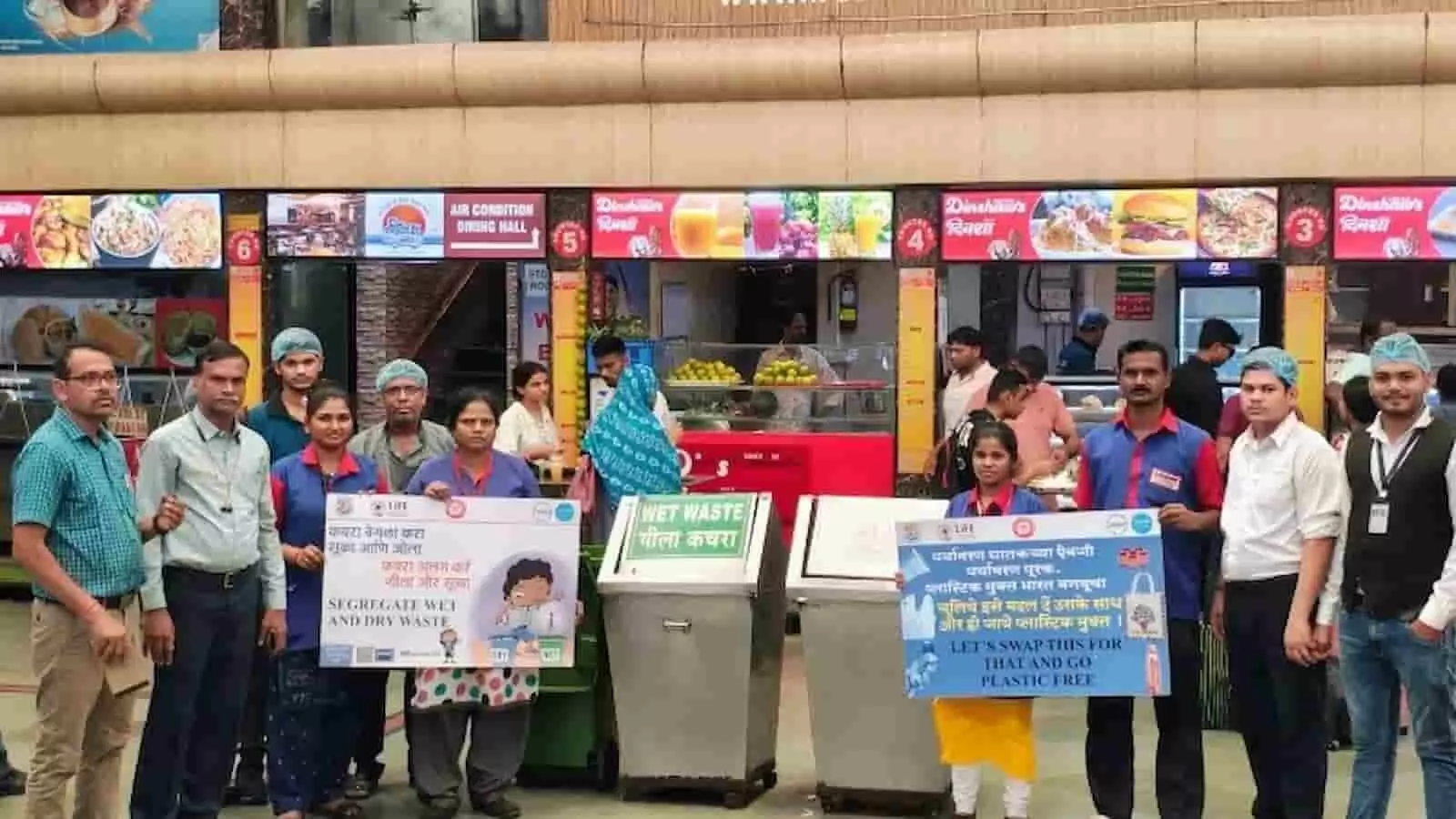 रेलवे स्टेशन परिसर में पोस्टर और डस्टबिन के साथ खड़े रेल कर्मचारी पर्यावरण जागरूकता अभियान का संदेश दे रहे हैं। रेलवे स्टेशन परिसर में पोस्टर और डस्टबिन के साथ खड़े रेल कर्मचारी पर्यावरण जागरूकता अभियान का संदेश दे रहे हैं।