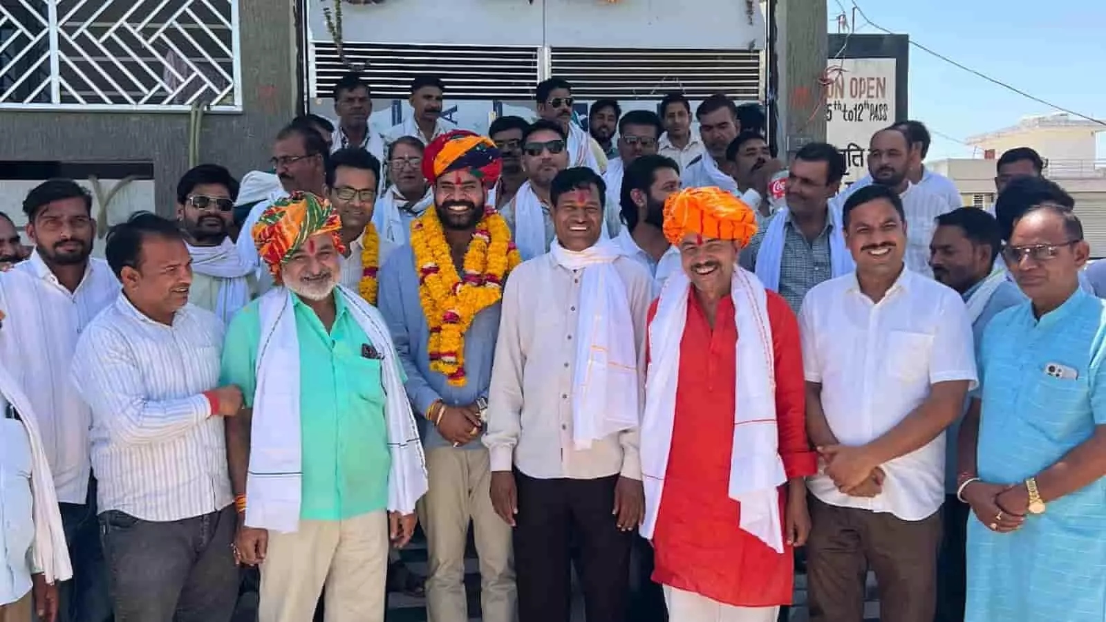 बारां भाजपा कार्यालय के बाहर नवनियुक्त एसटी मोर्चा जिलाध्यक्ष हेमंत मीणा रजपाली का स्वागत करते पार्टी पदाधिकारी और कार्यकर्ता। बारां भाजपा कार्यालय के बाहर नवनियुक्त एसटी मोर्चा जिलाध्यक्ष हेमंत मीणा रजपाली का स्वागत करते पार्टी पदाधिकारी और कार्यकर्ता।