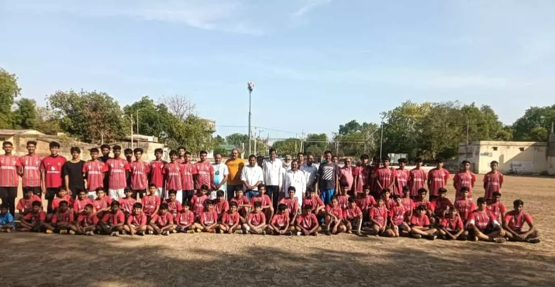 श्रीराम स्टेडियम बारां में विधायक राधेश्याम बैरवा और फुटबॉल संघ पदाधिकारियों के साथ खड़े खिलाड़ी। श्रीराम स्टेडियम बारां में विधायक राधेश्याम बैरवा और फुटबॉल संघ पदाधिकारियों के साथ खड़े खिलाड़ी।