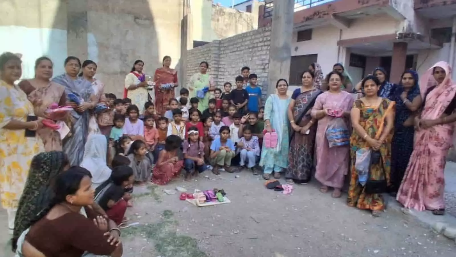 बारां की कच्ची बस्ती में अग्रवाल महिला संगठन की सदस्याएं जरूरतमंद बच्चों और महिलाओं को चप्पलें बांटती हुईं। बारां की कच्ची बस्ती में अग्रवाल महिला संगठन की सदस्याएं जरूरतमंद बच्चों और महिलाओं को चप्पलें बांटती हुईं।