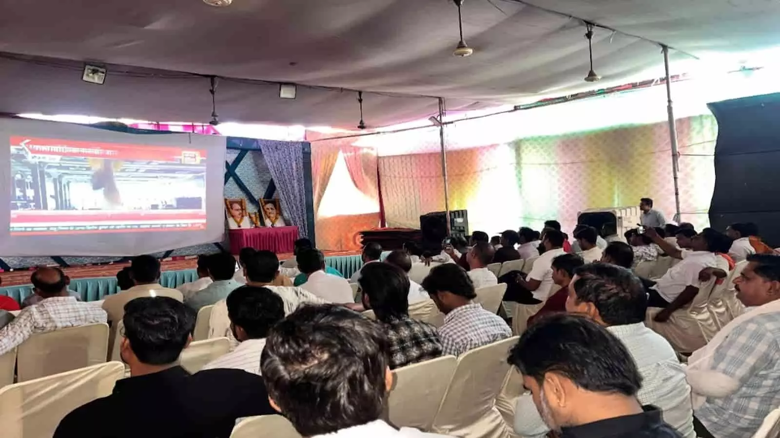बारां में स्क्रीन पर प्रधानमंत्री का संबोधन सामूहिक रूप से देखते और सुनते हुए भाजपा कार्यकर्ता और स्थानीय लोग। बारां में स्क्रीन पर प्रधानमंत्री का संबोधन सामूहिक रूप से देखते और सुनते हुए भाजपा कार्यकर्ता और स्थानीय लोग।