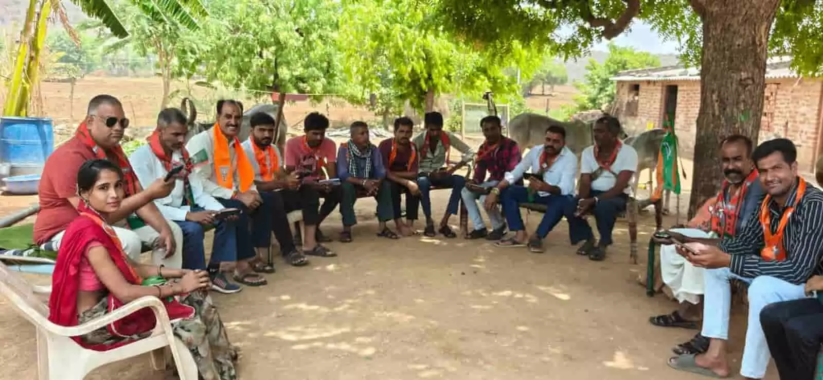 भटाणा के सालोतरा में एक पेड़ के नीचे कुर्सी और खाट पर बैठकर संगठनात्मक बैठक करते हुए भाजपा कार्यकर्ता और पदाधिकारी।