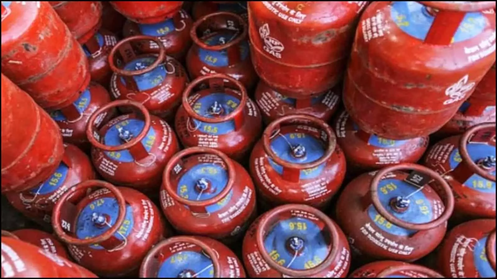 गोदाम में एक साथ रखे हुए लाल रंग के कई एलपीजी गैस सिलेंडर व्यावसायिक और घरेलू आपूर्ति के संदर्भ में दिख रहे हैं। गोदाम में एक साथ रखे हुए लाल रंग के कई एलपीजी गैस सिलेंडर व्यावसायिक और घरेलू आपूर्ति के संदर्भ में दिख रहे हैं।