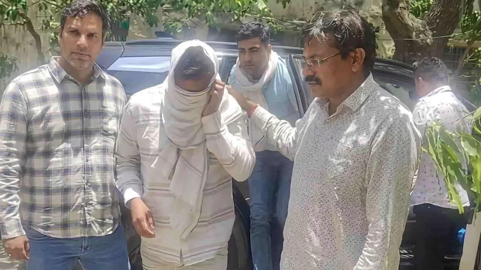 बारां में एसीबी अधिकारियों की कस्टडी में मुंह छिपाकर चलता हुआ रिश्वत आरोपी ट्रैफिक निरीक्षक चंद्रप्रकाश। बारां में एसीबी अधिकारियों की कस्टडी में मुंह छिपाकर चलता हुआ रिश्वत आरोपी ट्रैफिक निरीक्षक चंद्रप्रकाश।