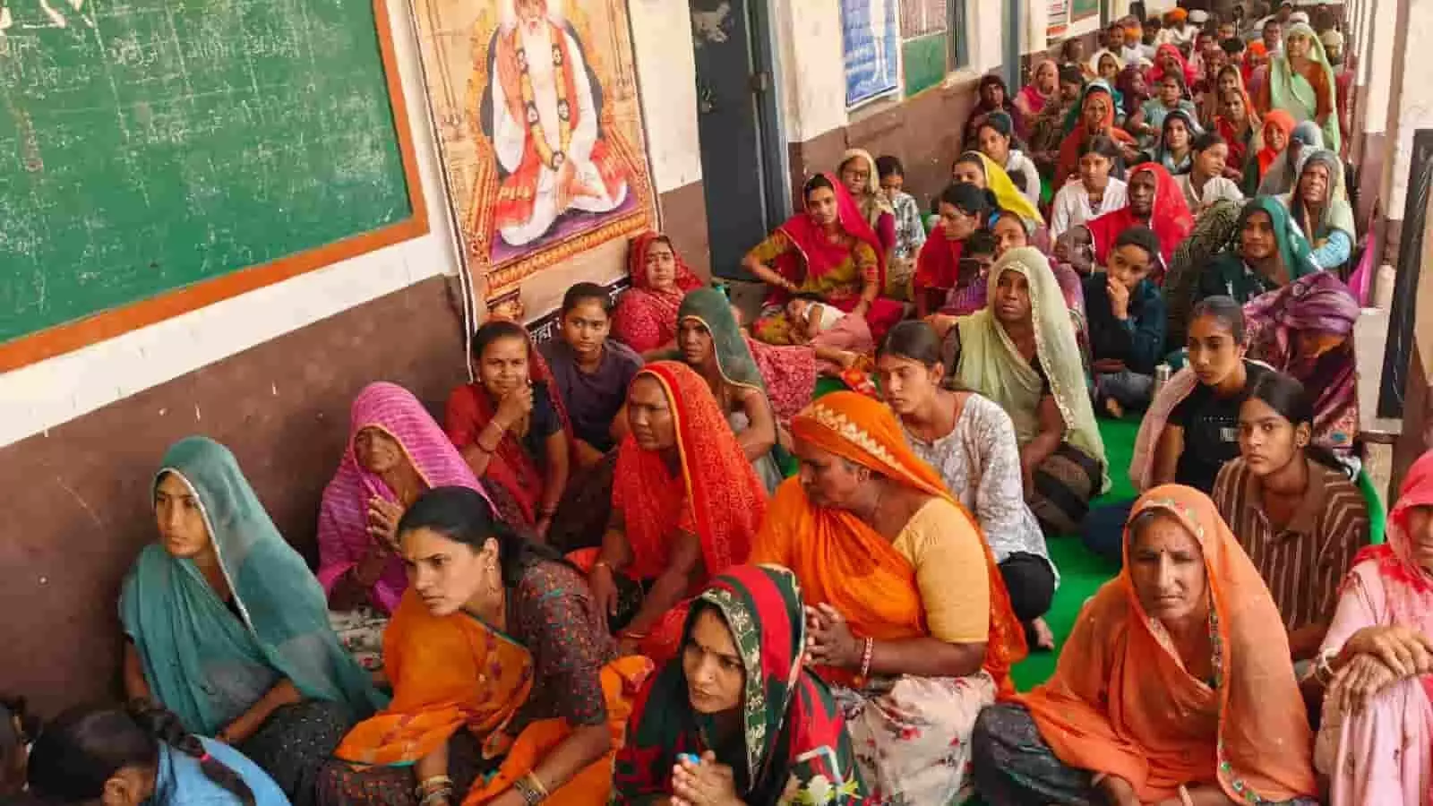 विद्यालय परिसर में जमीन पर बैठकर संत रामपाल महाराज का सत्संग सुनती महिला श्रद्धालु। विद्यालय परिसर में जमीन पर बैठकर संत रामपाल महाराज का सत्संग सुनती महिला श्रद्धालु।