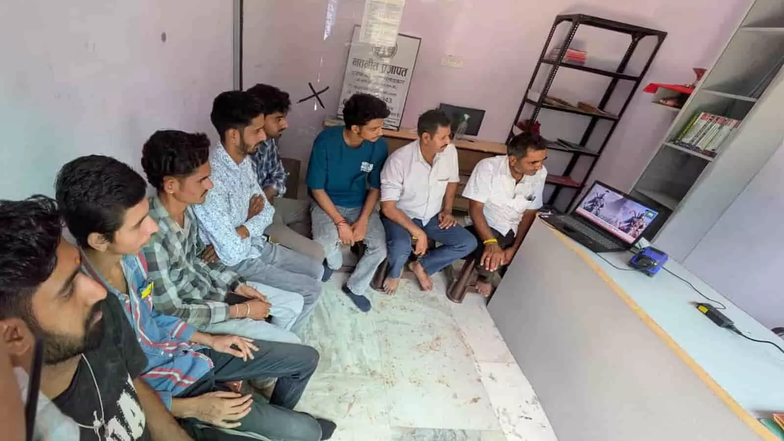 लैपटॉप पर प्रधानमंत्री नरेंद्र मोदी का मन की बात कार्यक्रम देखते और सुनते स्थानीय कार्यकर्ता देवपुरा केलवा में। लैपटॉप पर प्रधानमंत्री नरेंद्र मोदी का मन की बात कार्यक्रम देखते और सुनते स्थानीय कार्यकर्ता देवपुरा केलवा में।