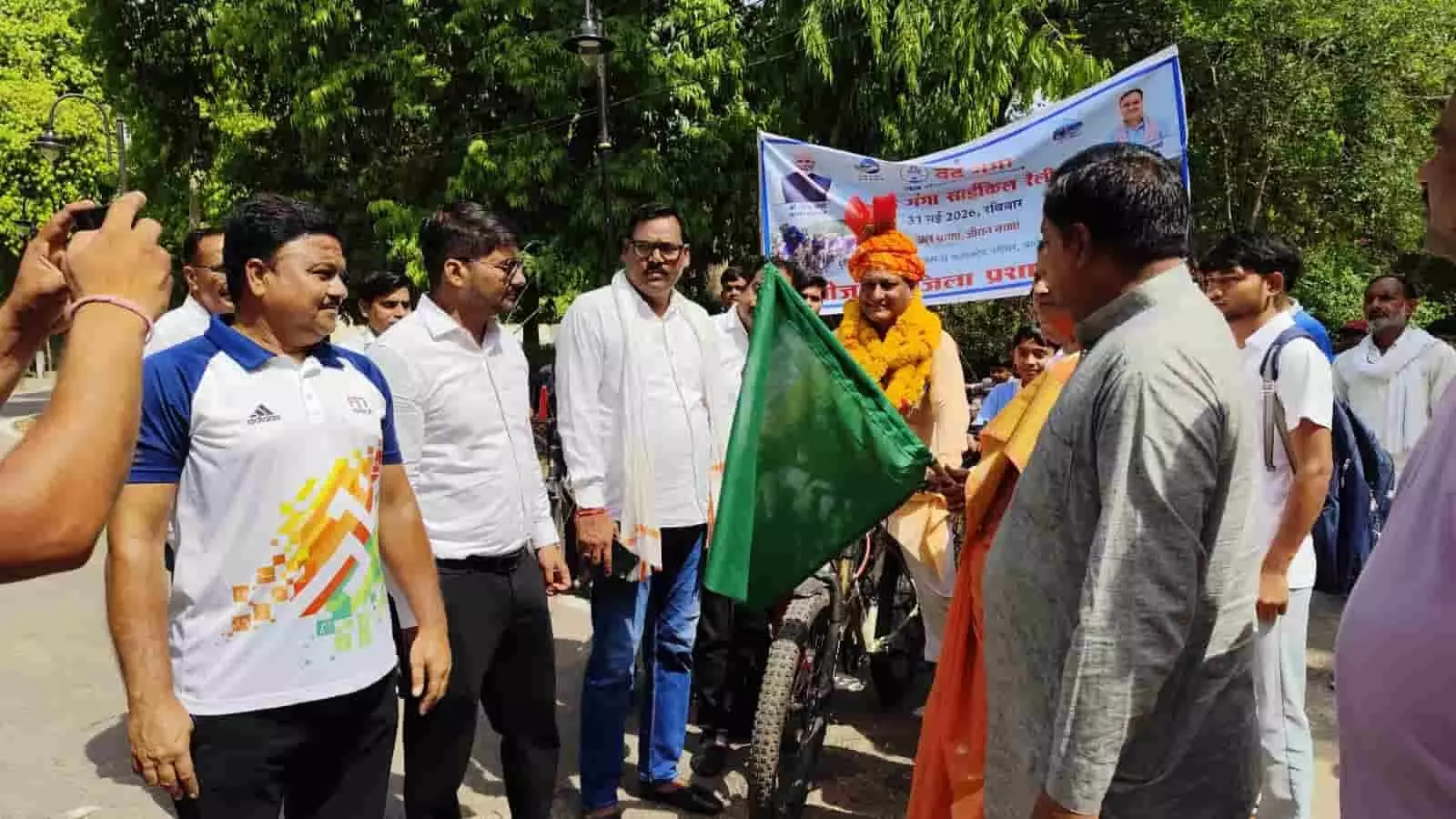 करौली सर्किट हाउस में हरी झंडी दिखाकर साइकिल रैली को रवाना करते एससी आयोग अध्यक्ष राजेंद्र कुमार नायक।