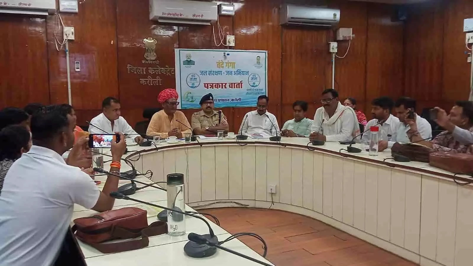 जिला कलेक्ट्रेट सभागार की बैठक में अधिकारियों और जनप्रतिनिधियों के साथ बातचीत करते एससी आयोग के अध्यक्ष राजेन्द्र कुमार नायक करौली में जल संरक्षण प्रेस वार्ता के दौरान।