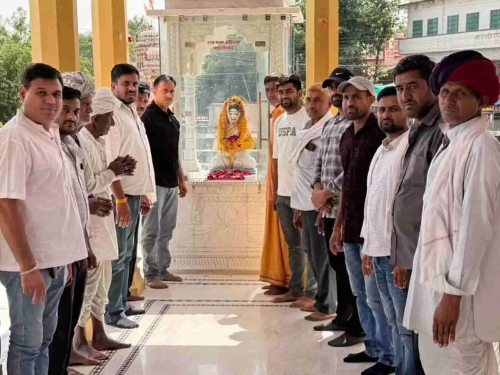 भीलवाड़ा के हरनी महादेव में लोकमाता अहिल्याबाई होल्कर की प्रतिमा के सामने खड़े गाडरी समाज के लोग
