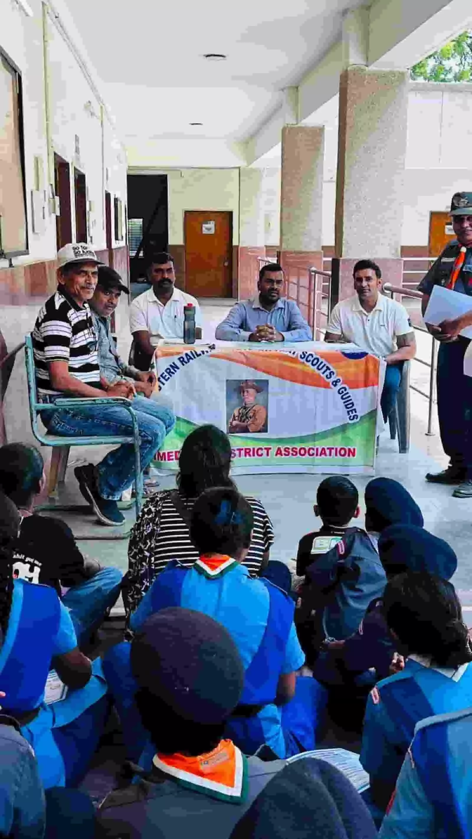 साबरमती रेलवे स्टेशन पर हाथों में तंबाकू निषेध की तख्तियां थामकर जागरूकता अभियान चलाते स्काउट्स और गाइड्स के सदस्य। साबरमती रेलवे स्टेशन पर हाथों में तंबाकू निषेध की तख्तियां थामकर जागरूकता अभियान चलाते स्काउट्स और गाइड्स के सदस्य।
