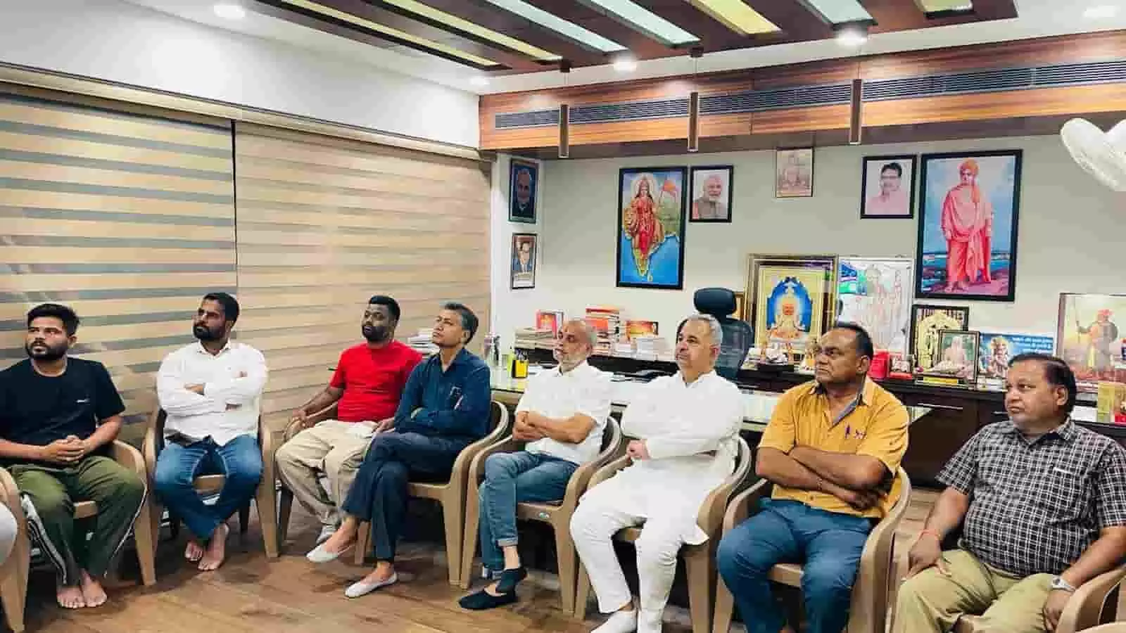 कार्यालय में कुर्सियों पर बैठे भीलवाड़ा विधायक अशोक कोठारी और भाजपा कार्यकर्ता सामूहिक रूप से मन की बात कार्यक्रम सुन रहे हैं। कार्यालय में कुर्सियों पर बैठे भीलवाड़ा विधायक अशोक कोठारी और भाजपा कार्यकर्ता सामूहिक रूप से मन की बात कार्यक्रम सुन रहे हैं।