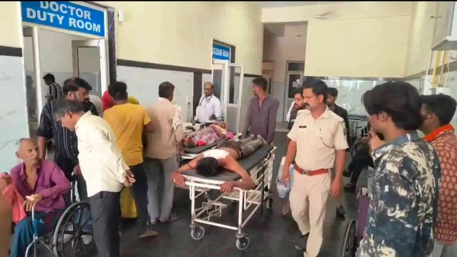 अस्पताल के वार्ड में स्ट्रेचर पर लेटे घायल युवक और उपस्थित पुलिसकर्मी भीलवाड़ा चाकूबाजी मामले की जांच के संदर्भ में दिख रहे हैं। अस्पताल के वार्ड में स्ट्रेचर पर लेटे घायल युवक और उपस्थित पुलिसकर्मी भीलवाड़ा चाकूबाजी मामले की जांच के संदर्भ में दिख रहे हैं।