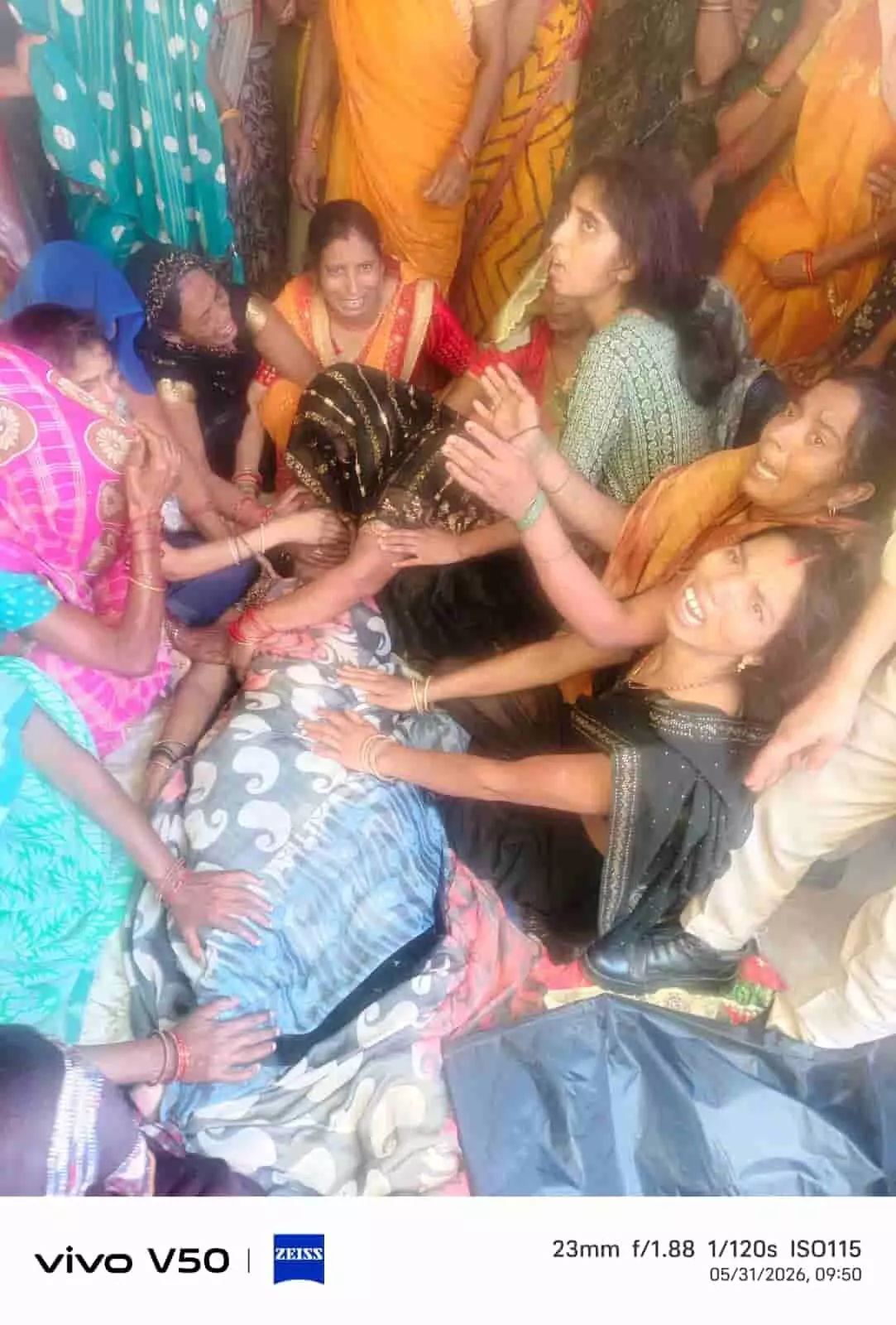 जमीन पर रखे मृतका के शव के पास विलाप करती महिलाएं और खड़े पुलिसकर्मी। जमीन पर रखे मृतका के शव के पास विलाप करती महिलाएं और खड़े पुलिसकर्मी।
