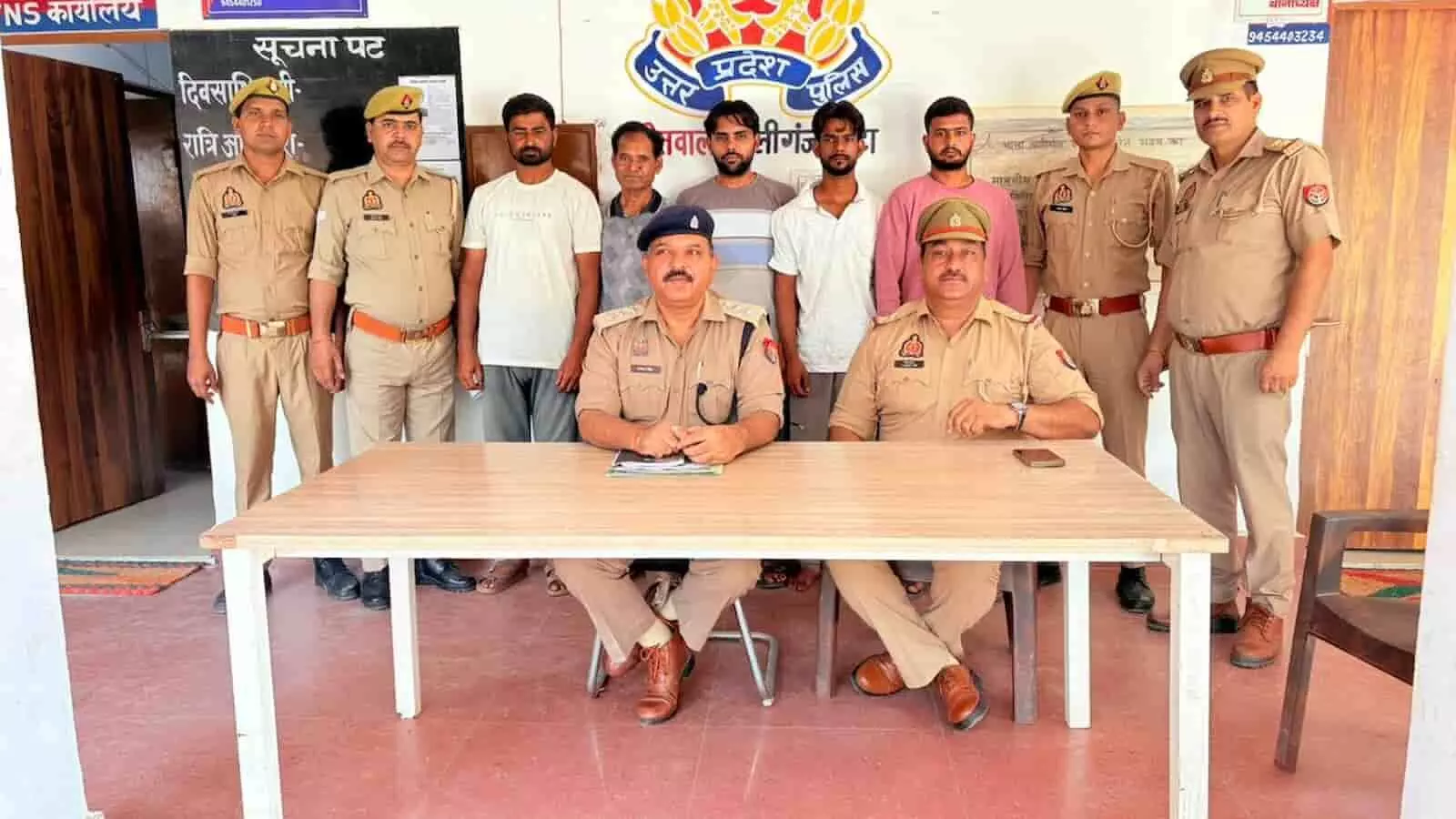 एटा के अलीगंज थाने में गैंगस्टर एक्ट के पांचों गिरफ्तार आरोपी पुलिसकर्मियों के साथ खड़े दिख रहे हैं। एटा के अलीगंज थाने में गैंगस्टर एक्ट के पांचों गिरफ्तार आरोपी पुलिसकर्मियों के साथ खड़े दिख रहे हैं।