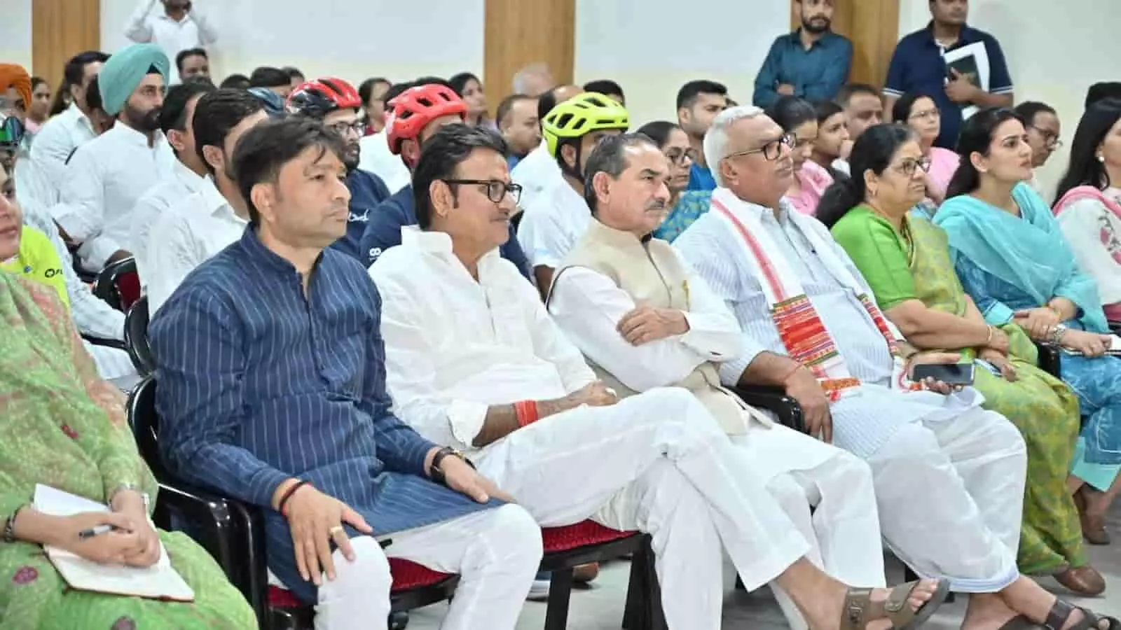 भाजपा कार्यालय में कुर्सी पर बैठकर कार्यक्रम सुनते मदन राठौड़ और राजेंद्र राठौड़ जयपुर में मन की बात के दौरान दिख रहे हैं। भाजपा कार्यालय में कुर्सी पर बैठकर कार्यक्रम सुनते मदन राठौड़ और राजेंद्र राठौड़ जयपुर में मन की बात के दौरान दिख रहे हैं।