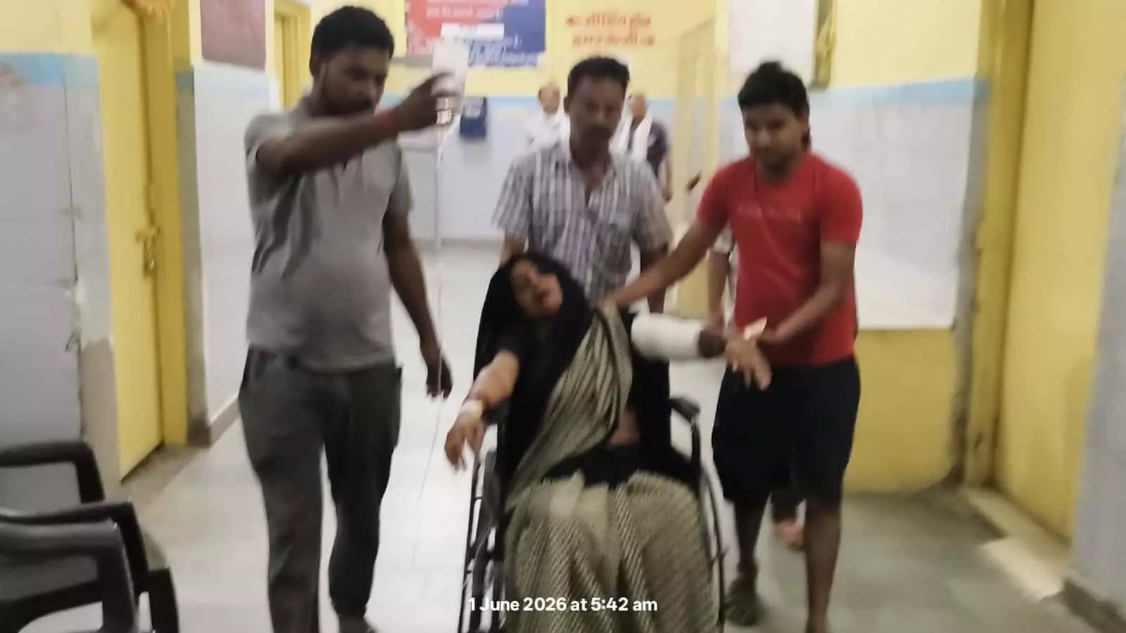 पुलिस और अस्पताल का प्रतीकात्मक चित्र जहां एटा के जसरथपुर में गोलीबारी की शिकार महिला को प्राथमिक उपचार के बाद भर्ती कराया गया है। पुलिस और अस्पताल का प्रतीकात्मक चित्र जहां एटा के जसरथपुर में गोलीबारी की शिकार महिला को प्राथमिक उपचार के बाद भर्ती कराया गया है।