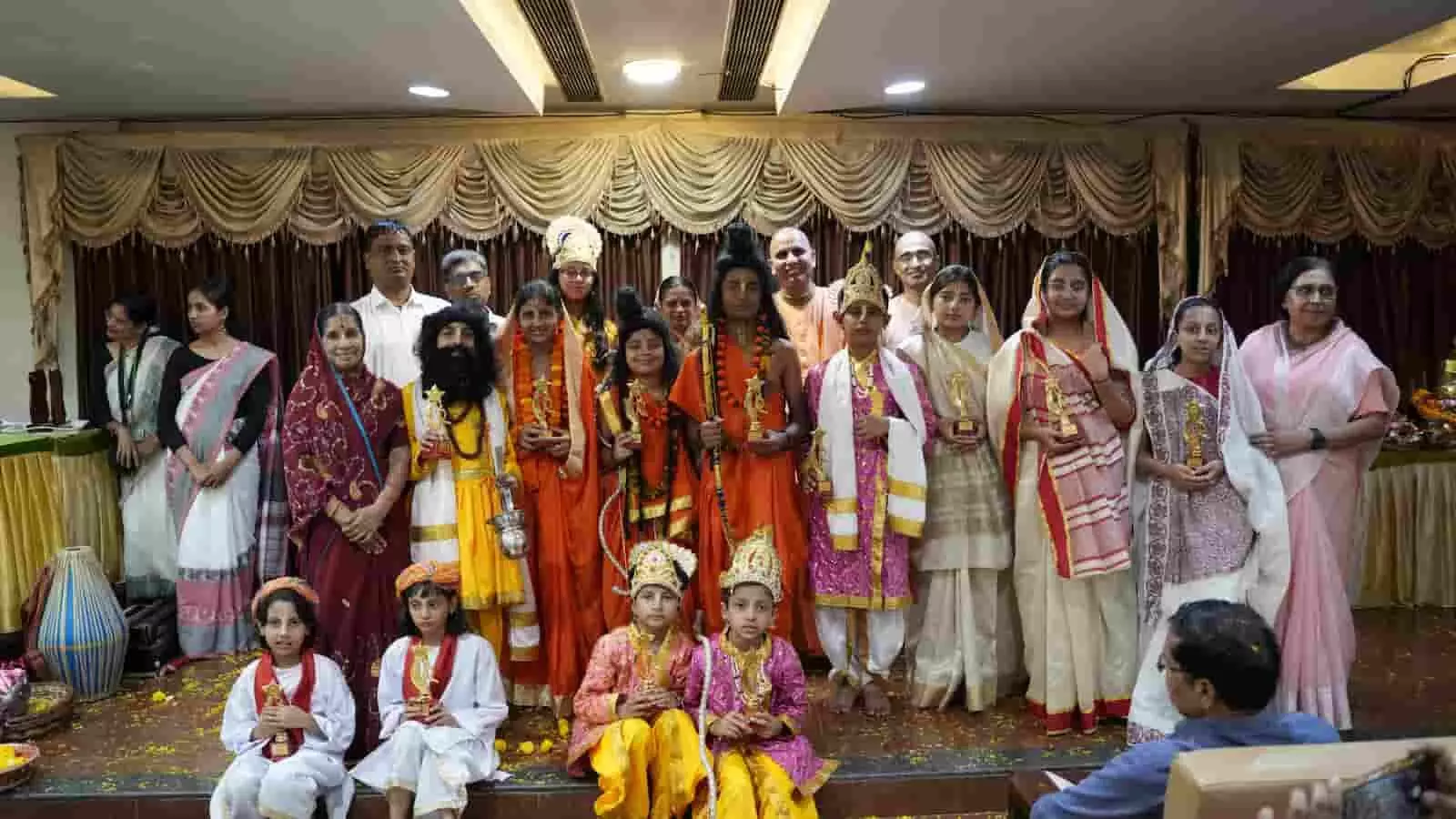 गुप्त वृंदावन धाम में समर कैंप के समापन पर मंच पर विभिन्न पारंपरिक वेशभूषा में ट्राफियां लिए खड़े बच्चे और अतिथिगण। गुप्त वृंदावन धाम में समर कैंप के समापन पर मंच पर विभिन्न पारंपरिक वेशभूषा में ट्राफियां लिए खड़े बच्चे और अतिथिगण।