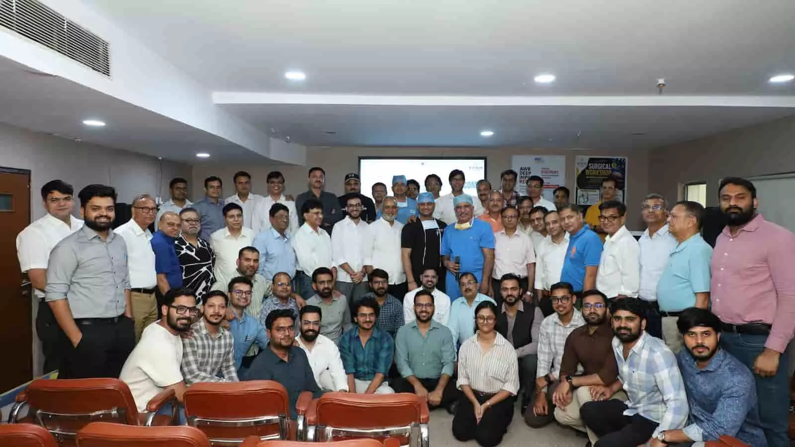 ईथॉस हॉस्पिटल कोटा में हर्निया सर्जरी कार्यशाला के दौरान समूह में खड़े वरिष्ठ चिकित्सक और प्रतिभागी। ईथॉस हॉस्पिटल कोटा में हर्निया सर्जरी कार्यशाला के दौरान समूह में खड़े वरिष्ठ चिकित्सक और प्रतिभागी।