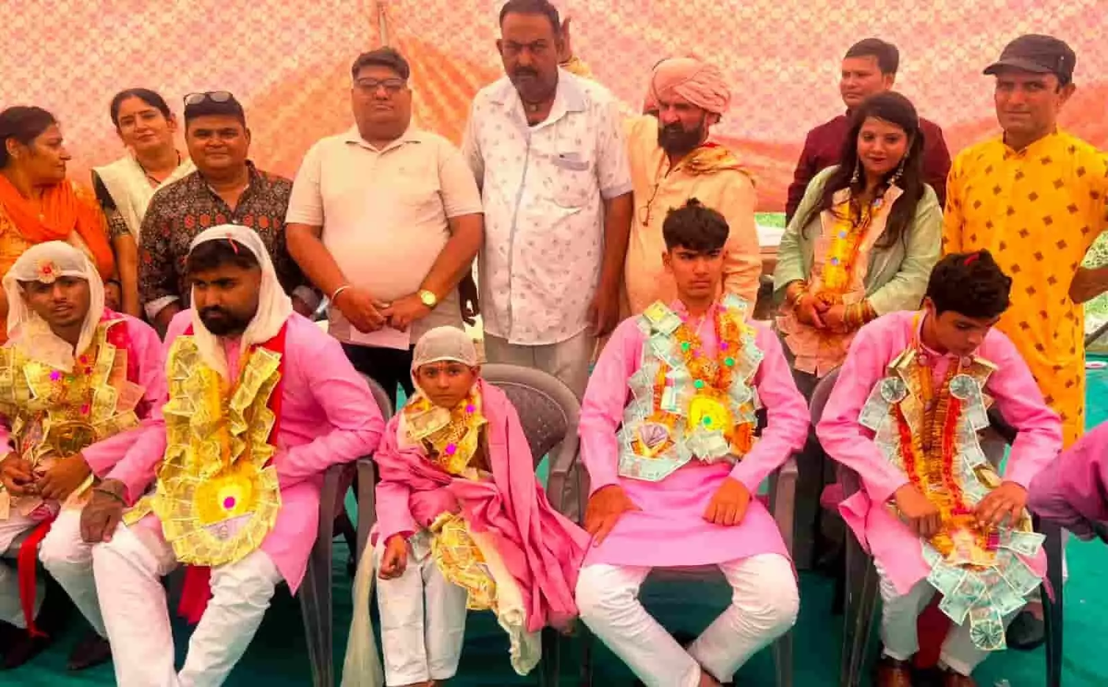 जयपुर में सामूहिक जनेऊ संस्कार के दौरान कुर्सियों पर बैठे बटुक और पीछे खड़े अतिथि गण। जयपुर में सामूहिक जनेऊ संस्कार के दौरान कुर्सियों पर बैठे बटुक और पीछे खड़े अतिथि गण।