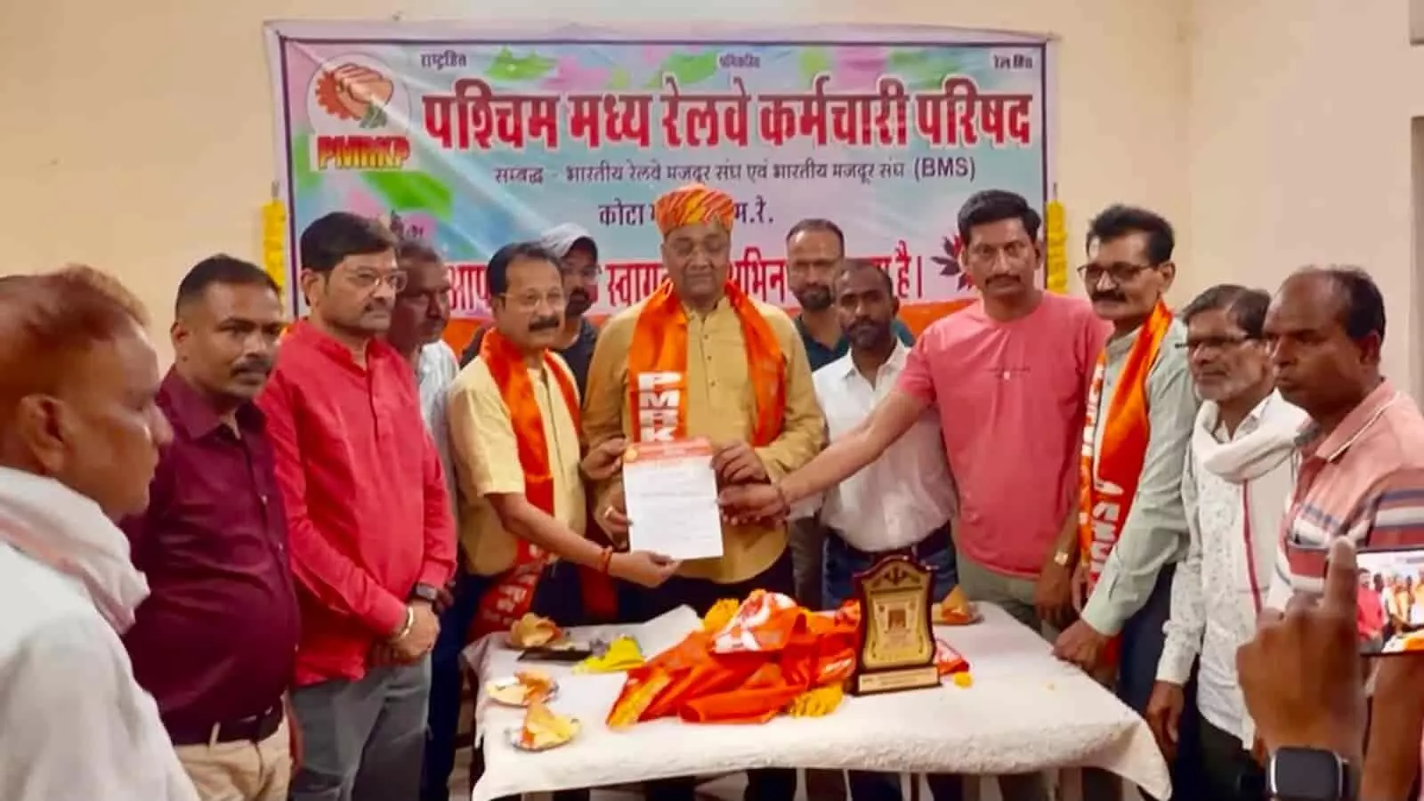 कोटा में बीएमएस रेल कर्मचारी संगठन के पदाधिकारी भाजपा प्रदेश उपाध्यक्ष छगन माहुर को मांगों का ज्ञापन सौंपते हुए। कोटा में बीएमएस रेल कर्मचारी संगठन के पदाधिकारी भाजपा प्रदेश उपाध्यक्ष छगन माहुर को मांगों का ज्ञापन सौंपते हुए।