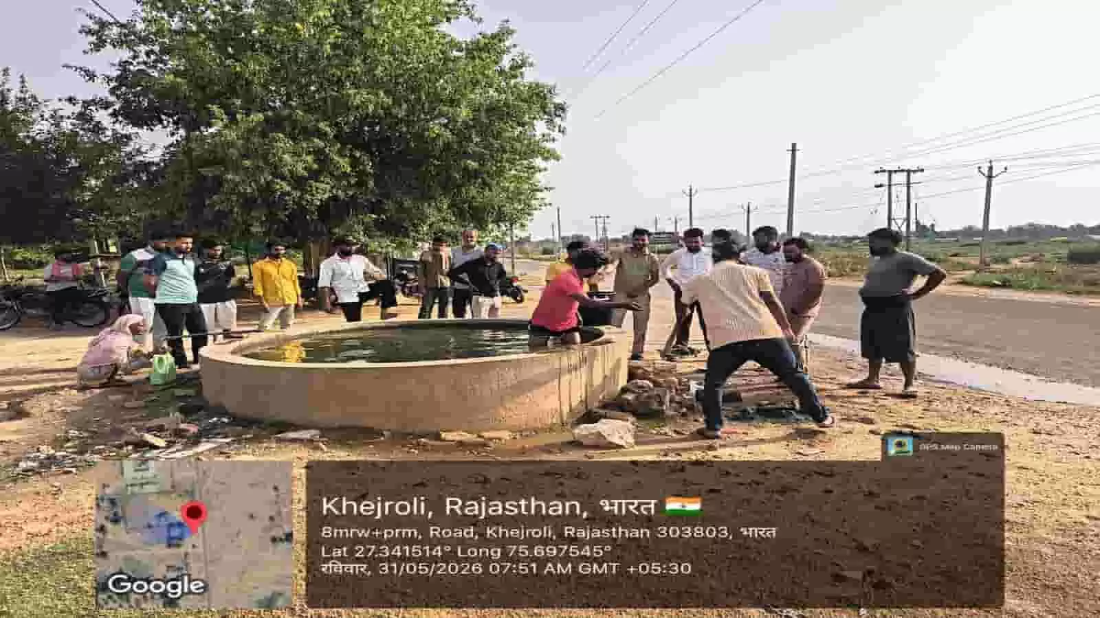 पारंपरिक गोल जल स्रोत की सफाई करते हुए ग्रामीण लोग खेजरोली राजस्थान में जल संरक्षण अभियान के दौरान। पारंपरिक गोल जल स्रोत की सफाई करते हुए ग्रामीण लोग खेजरोली राजस्थान में जल संरक्षण अभियान के दौरान।