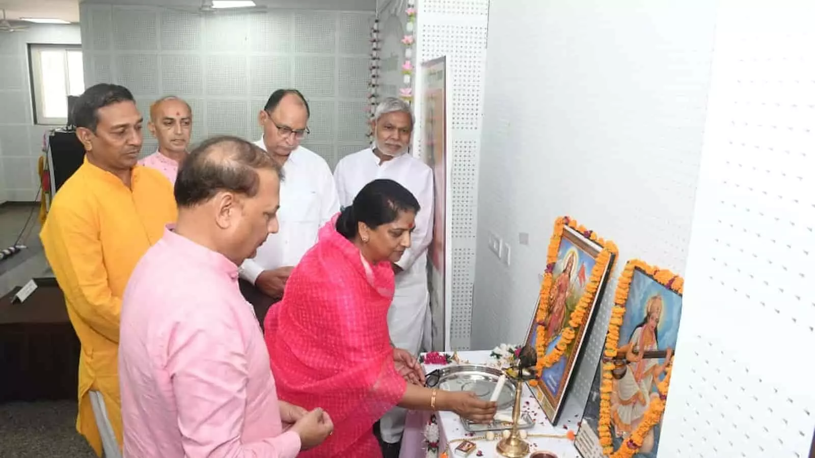 कोटा के साहित्य परिषद अधिवेशन में दीप प्रज्वलित करतीं प्रो. विमला डूंकवाल और अन्य अतिथि। कोटा के साहित्य परिषद अधिवेशन में दीप प्रज्वलित करतीं प्रो. विमला डूंकवाल और अन्य अतिथि।