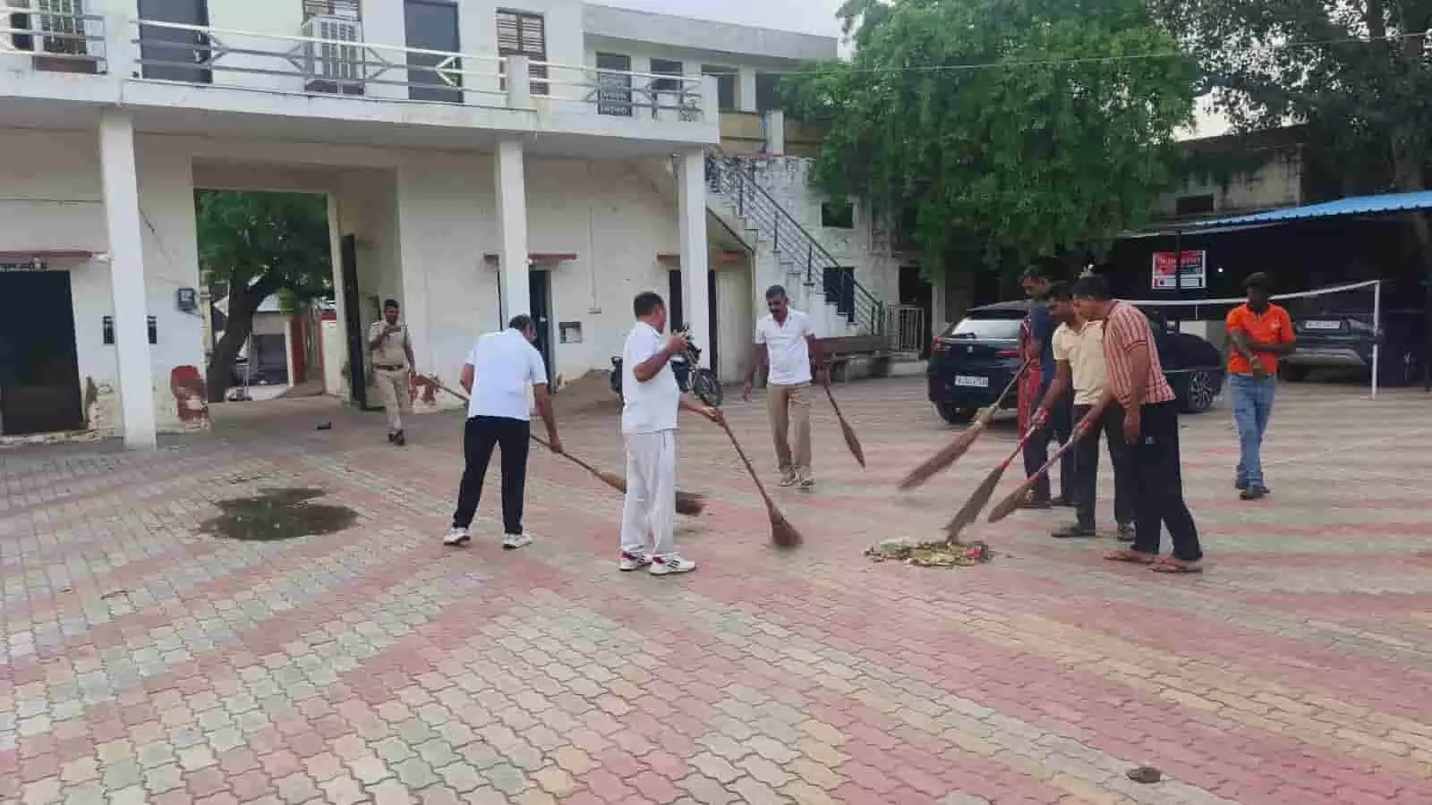 रायपुर पुलिस थाना परिसर में झाड़ू लेकर सफाई करते हुए पुलिसकर्मी और स्थानीय लोग। रायपुर पुलिस थाना परिसर में झाड़ू लेकर सफाई करते हुए पुलिसकर्मी और स्थानीय लोग।
