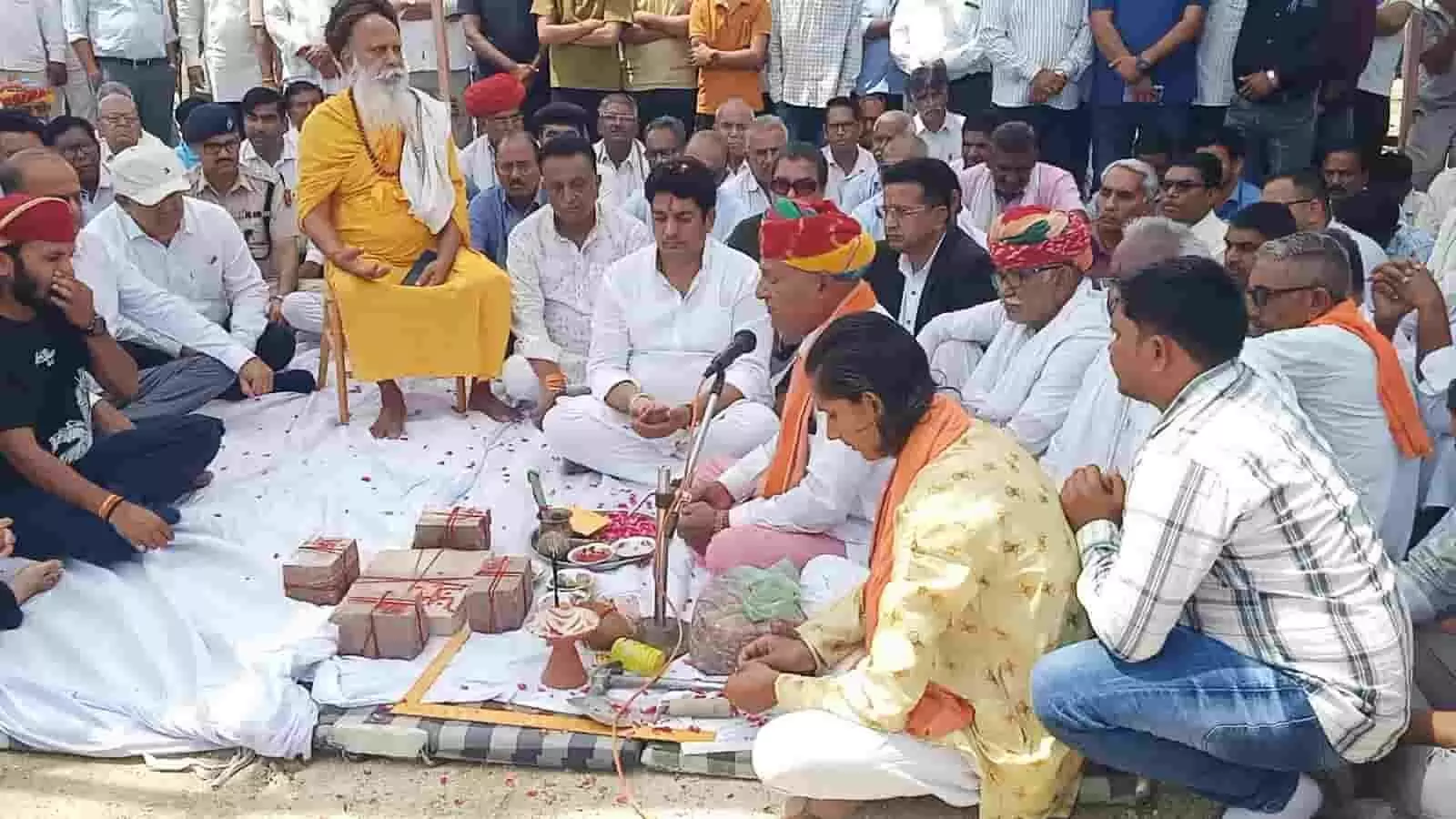 जैतारण में हॉकी खेल अकादमी के भूमि पूजन समारोह में बैठे कैबिनेट मंत्री अविनाश गहलोत और संत समाज। जैतारण में हॉकी खेल अकादमी के भूमि पूजन समारोह में बैठे कैबिनेट मंत्री अविनाश गहलोत और संत समाज।