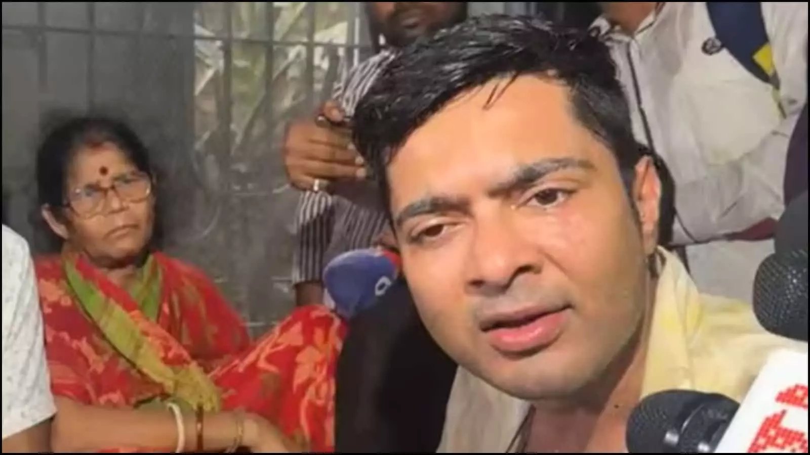 मीडिया के सामने माइक पर बोलते हुए टीएमसी सांसद अभिषेक बनर्जी सोनारपुर में हमले के संदर्भ में दिख रहे हैं। मीडिया के सामने माइक पर बोलते हुए टीएमसी सांसद अभिषेक बनर्जी सोनारपुर में हमले के संदर्भ में दिख रहे हैं।