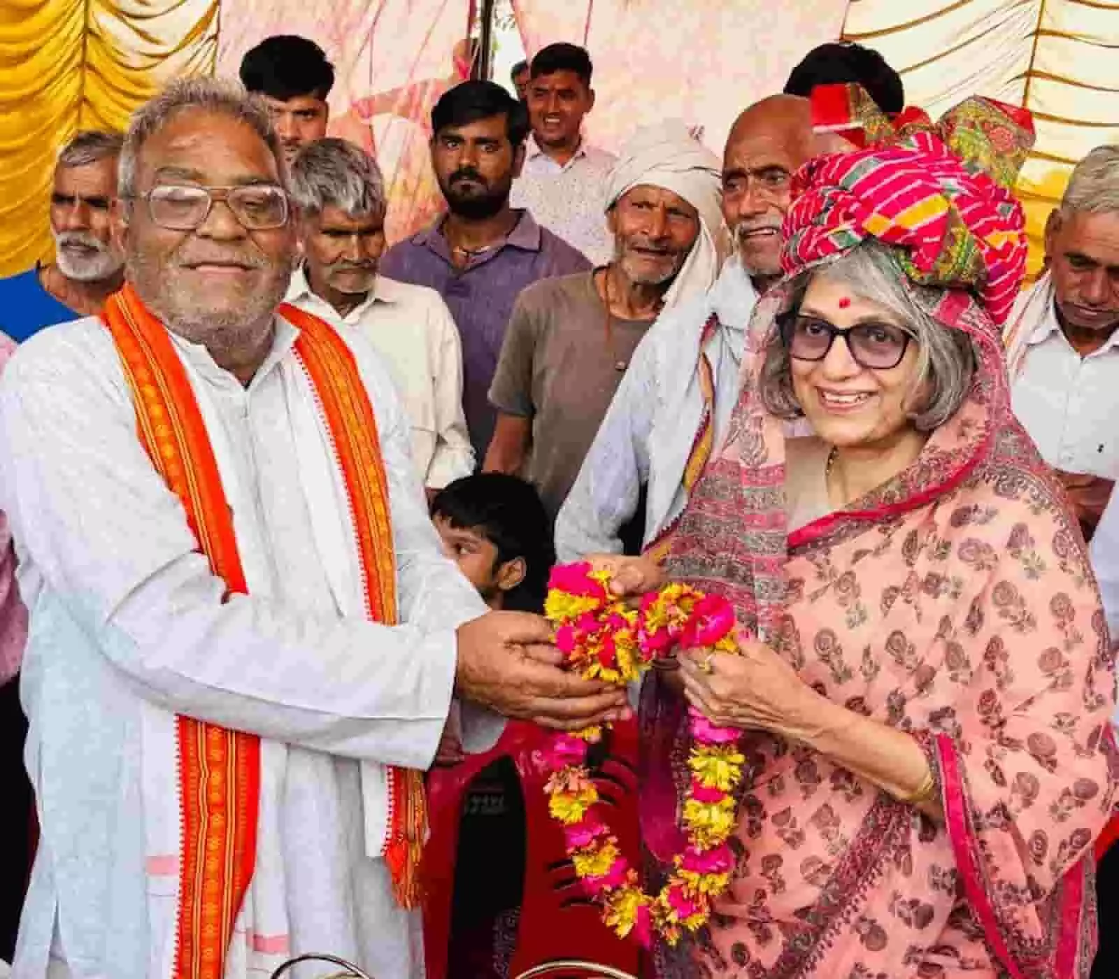 धौलपुर के ममोधन प्रीमियर लीग के उद्घाटन समारोह में भाजपा नेत्री नीरजा शर्मा का स्वागत करते ग्रामीण। धौलपुर के ममोधन प्रीमियर लीग के उद्घाटन समारोह में भाजपा नेत्री नीरजा शर्मा का स्वागत करते ग्रामीण।