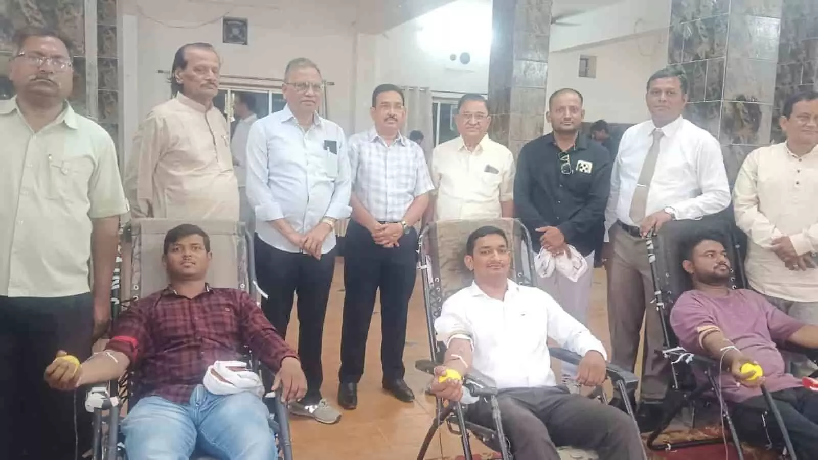 अमरावती के मोर्शी में आयोजित शिविर में बेड पर लेटकर रक्तदान करते हुए नागरिक और पीछे खड़े डॉक्टर व आयोजक। अमरावती के मोर्शी में आयोजित शिविर में बेड पर लेटकर रक्तदान करते हुए नागरिक और पीछे खड़े डॉक्टर व आयोजक।