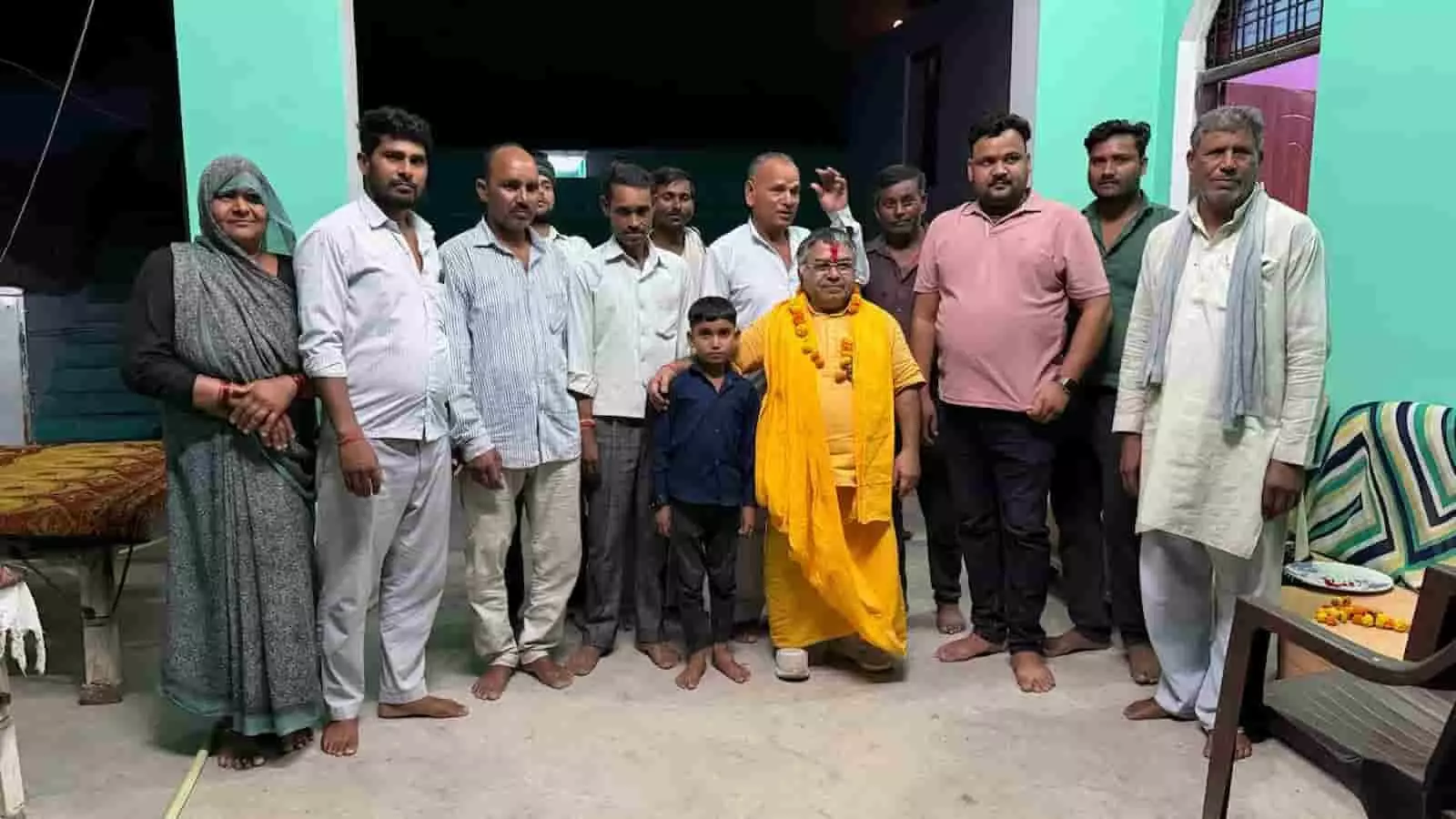 घर के आंगन में ग्रामीणों के साथ खड़े उत्तर प्रदेश गौ सेवा आयोग के अध्यक्ष श्याम बिहारी गुप्ता गुरसराय के सेमरी माते गांव में बैठक के दौरान। घर के आंगन में ग्रामीणों के साथ खड़े उत्तर प्रदेश गौ सेवा आयोग के अध्यक्ष श्याम बिहारी गुप्ता गुरसराय के सेमरी माते गांव में बैठक के दौरान।