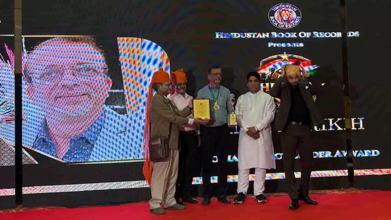 जयपुर में मुख्य संपादक अभिषेक सोनी अनिल पारिख को हीरोज ऑफ इंडिया अवॉर्ड्स 2026 की ट्रॉफी देते हुए। जयपुर में मुख्य संपादक अभिषेक सोनी अनिल पारिख को हीरोज ऑफ इंडिया अवॉर्ड्स 2026 की ट्रॉफी देते हुए।