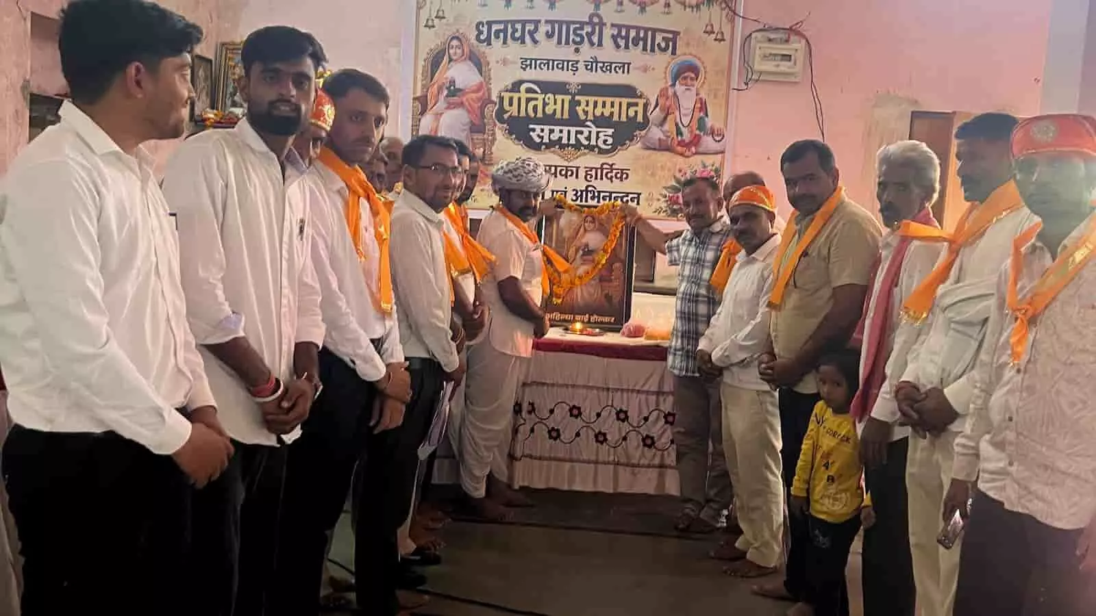 अहिल्या बाई होल्कर के चित्र पर माल्यार्पण करते गायत्री समाज के सदस्य झालावाड़ में जयंती समारोह के दौरान दिख रहे हैं। अहिल्या बाई होल्कर के चित्र पर माल्यार्पण करते गायत्री समाज के सदस्य झालावाड़ में जयंती समारोह के दौरान दिख रहे हैं।
