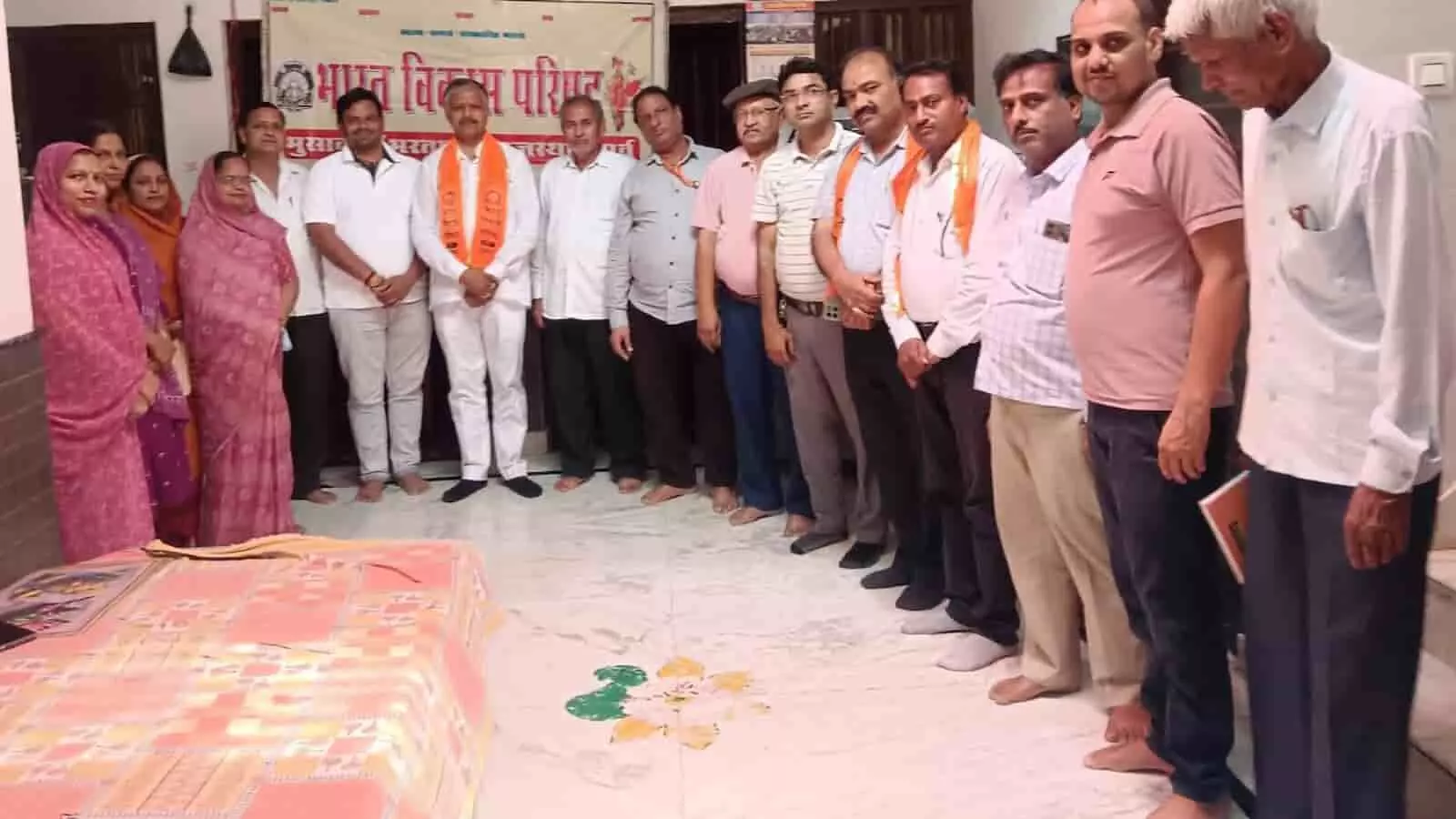 भारत विकास परिषद की संगठनात्मक बैठक के दौरान खड़े पदाधिकारी और सदस्य भुसावर में सामूहिक चर्चा करते हुए। भारत विकास परिषद की संगठनात्मक बैठक के दौरान खड़े पदाधिकारी और सदस्य भुसावर में सामूहिक चर्चा करते हुए।