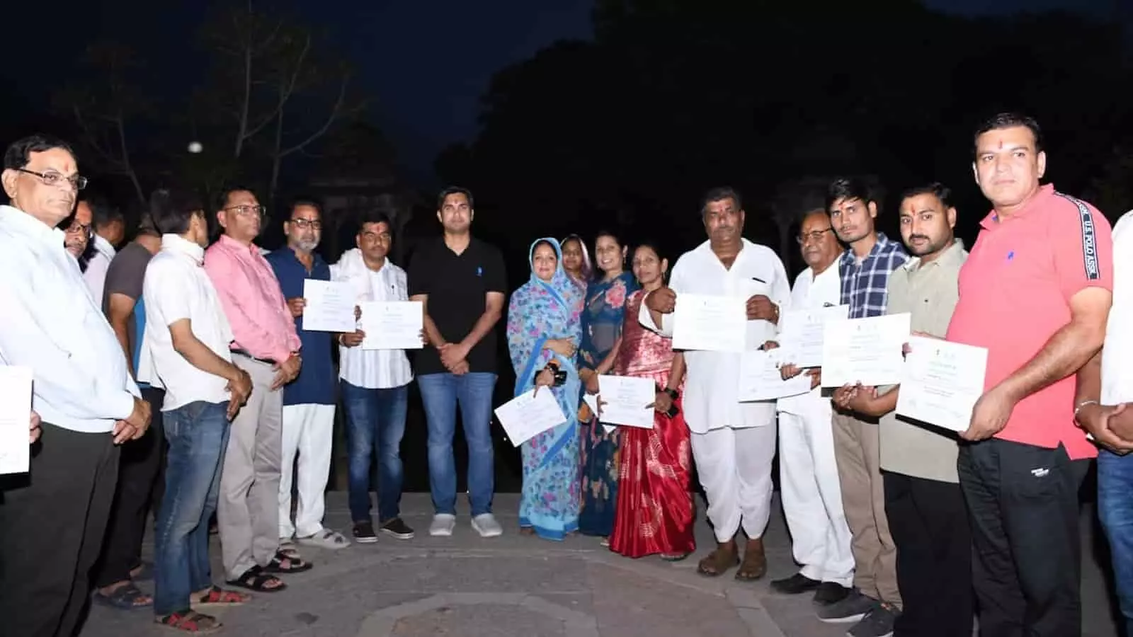 बेगूं की ऐतिहासिक बावड़ी पर जल संरक्षण अभियान के दौरान संकल्प पत्र हाथ में लिए खड़े अधिकारी और जनप्रतिनिधि। बेगूं की ऐतिहासिक बावड़ी पर जल संरक्षण अभियान के दौरान संकल्प पत्र हाथ में लिए खड़े अधिकारी और जनप्रतिनिधि।