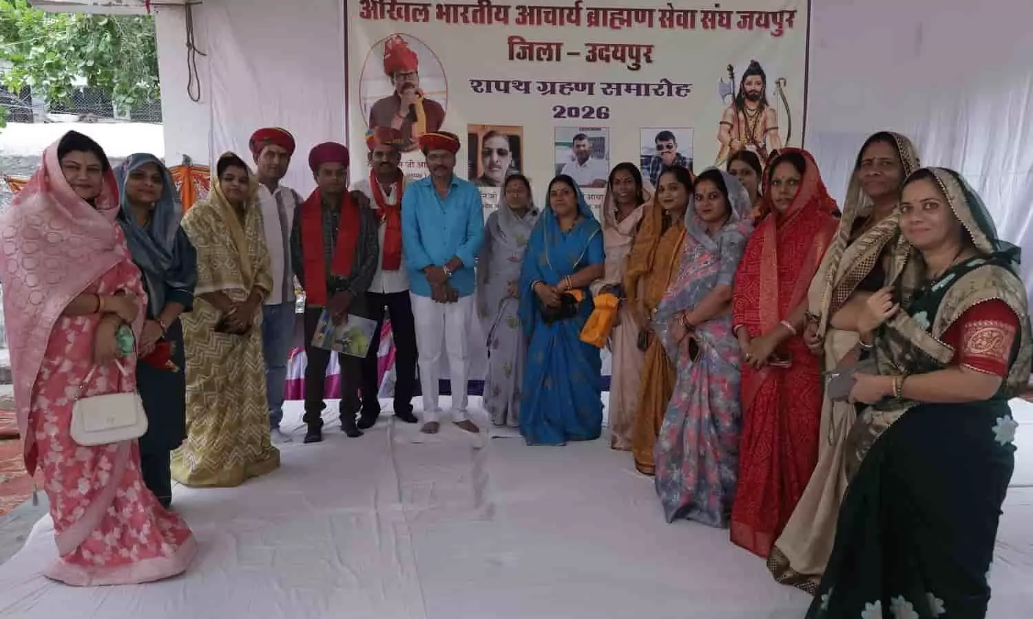 अमरख महादेव मंदिर में अखिल भारतीय आचार्य ब्राह्मण सेवा संघ बैनर के सामने खड़े समाज के पदाधिकारी और महिला मोर्चा सदस्य।