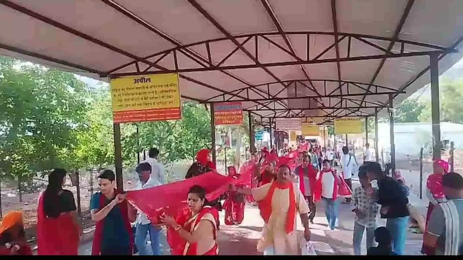 मां बिजासन देवी मंदिर परिसर के शेड के नीचे लाल रंग की चुनरी पकड़े हुए श्रद्धालु भक्त इंदरगढ़ बूंदी में चुनरी महोत्सव के दौरान आगे बढ़ते हुए दिखाई दे रहे हैं। मां बिजासन देवी मंदिर परिसर के शेड के नीचे लाल रंग की चुनरी पकड़े हुए श्रद्धालु भक्त इंदरगढ़ बूंदी में चुनरी महोत्सव के दौरान आगे बढ़ते हुए दिखाई दे रहे हैं।