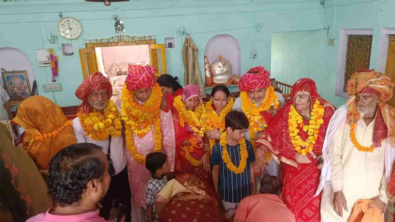 नरसिंह मंदिर में फूलों की माला पहने श्रद्धालु और उनका स्वागत करते लोग दिख रहे हैं। नरसिंह मंदिर में फूलों की माला पहने श्रद्धालु और उनका स्वागत करते लोग दिख रहे हैं।