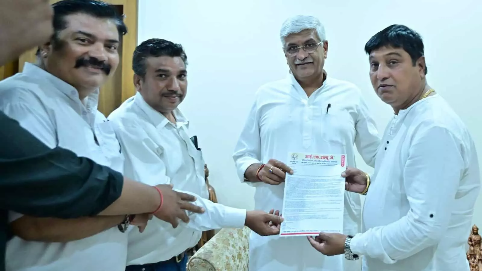 जोधपुर में केंद्रीय मंत्री गजेंद्र सिंह शेखावत को ज्ञापन सौंपते आईएफडब्ल्यूजे पत्रकार संगठन के जोधपुर में केंद्रीय मंत्री गजेंद्र सिंह शेखावत को ज्ञापन सौंपते आईएफडब्ल्यूजे पत्रकार संगठन के