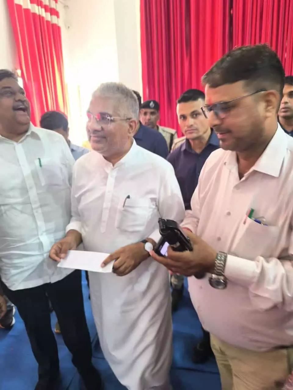 केंद्रीय मंत्री भूपेंद्र यादव हाथ में ज्ञापन लिए पत्रकारों के साथ जैसलमेर प्रकरण पर चर्चा करते हुए। केंद्रीय मंत्री भूपेंद्र यादव हाथ में ज्ञापन लिए पत्रकारों के साथ जैसलमेर प्रकरण पर चर्चा करते हुए।