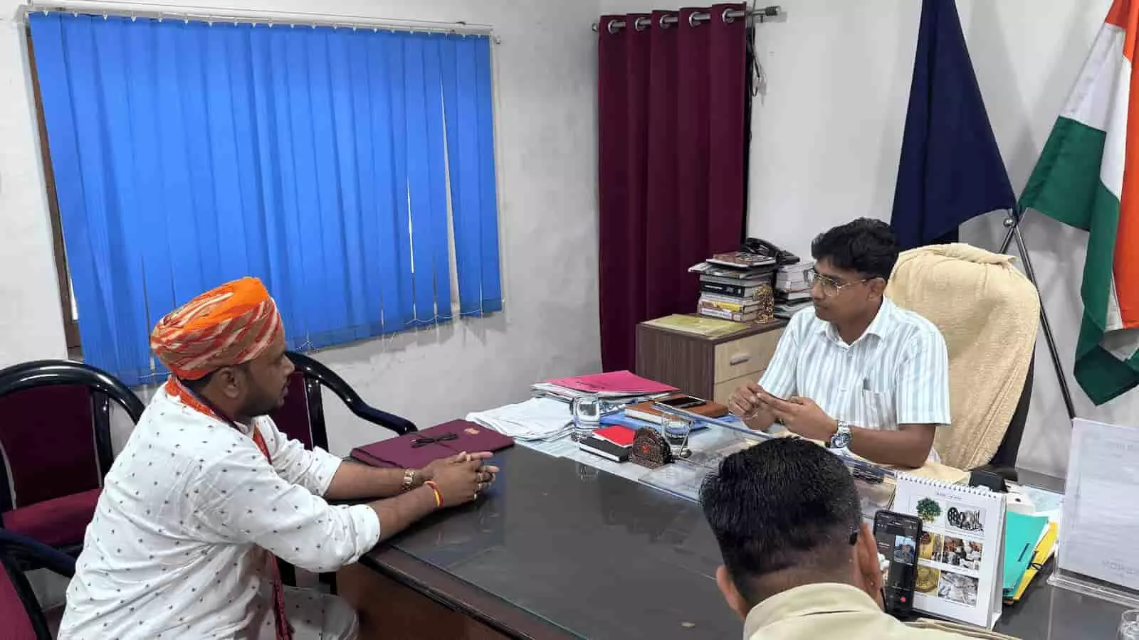 कार्यालय में मेज के पास बैठकर बातचीत करते हुए कन्हैयालाल मीणा और उप वन संरक्षक सुरेश अग्रवाल धरियावद में सड़क निर्माण की प्रशासनिक स्वीकृति के संदर्भ में। कार्यालय में मेज के पास बैठकर बातचीत करते हुए कन्हैयालाल मीणा और उप वन संरक्षक सुरेश अग्रवाल धरियावद में सड़क निर्माण की प्रशासनिक स्वीकृति के संदर्भ में।