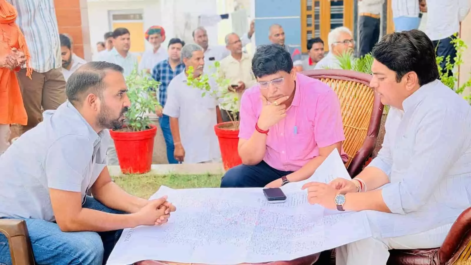 जल वितरण मानचित्र देखते हुए मंत्री अविनाश गहलोत और अधिकारी जैतारण में पेयजल समीक्षा बैठक के दौरान उपस्थित हैं। जल वितरण मानचित्र देखते हुए मंत्री अविनाश गहलोत और अधिकारी जैतारण में पेयजल समीक्षा बैठक के दौरान उपस्थित हैं।
