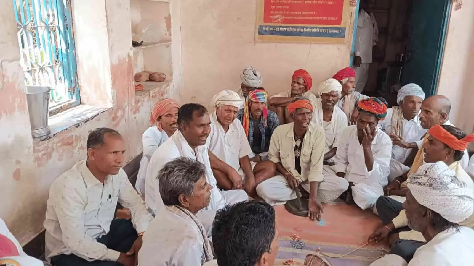मंदिर परिसर के भीतर फर्श पर बैठकर चर्चा करते भील समाज के पुरुष खमनौर के डाबुन भैरुनाथ वार्षिक मेले के संदर्भ में। मंदिर परिसर के भीतर फर्श पर बैठकर चर्चा करते भील समाज के पुरुष खमनौर के डाबुन भैरुनाथ वार्षिक मेले के संदर्भ में।