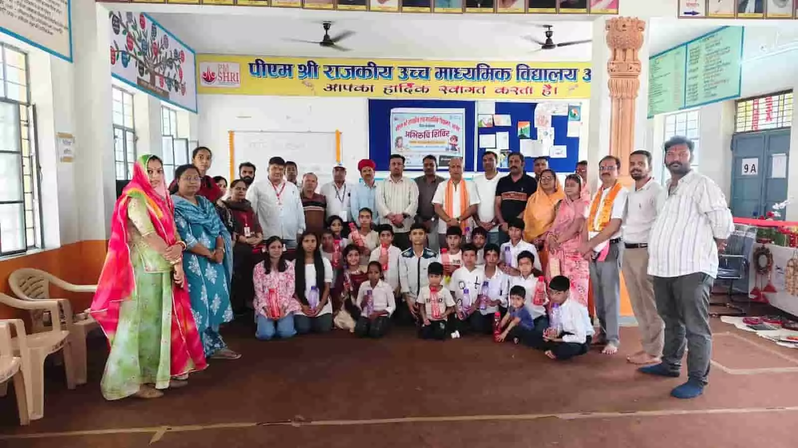 पीएम श्री स्कूल आमेट के समापन समारोह के दौरान मंच पर एकत्र अतिथि, शिक्षक और छात्र पीएम श्री स्कूल आमेट के समापन समारोह के दौरान मंच पर एकत्र अतिथि, शिक्षक और छात्र