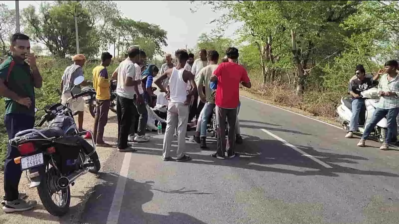 सड़क पर खड़ी मोटरसाइकिलों के पास खड़े लोग राजसमंद के बिजनोल में हुए सड़क हादसे के संदर्भ में। सड़क पर खड़ी मोटरसाइकिलों के पास खड़े लोग राजसमंद के बिजनोल में हुए सड़क हादसे के संदर्भ में।